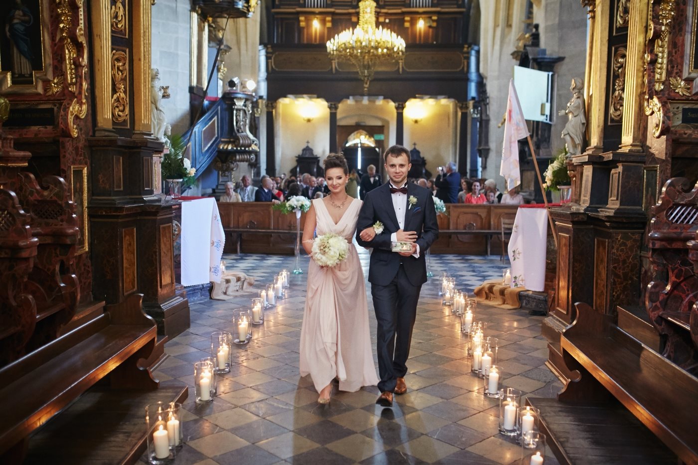 dekoracja ślubna kościoła świece - bukiet ślubny z piwonii - świadkowa - świadek - fotografia ślubna - ślub w kościele
