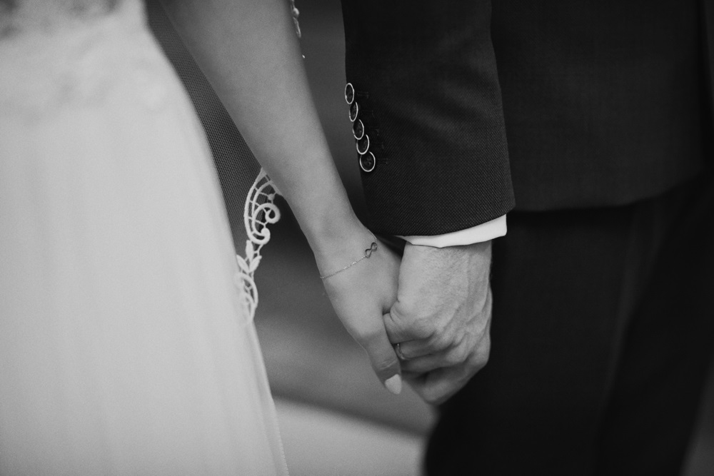 fotografia ślubna - biżuteria ślubna - bransoletka z nieskończonością - moda ślubna