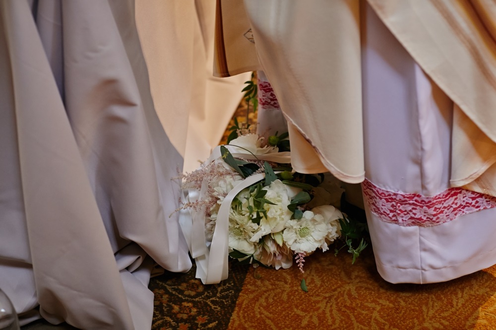 ślubny bukiet z piwonii - ślub w kościele - fotografia ślubna