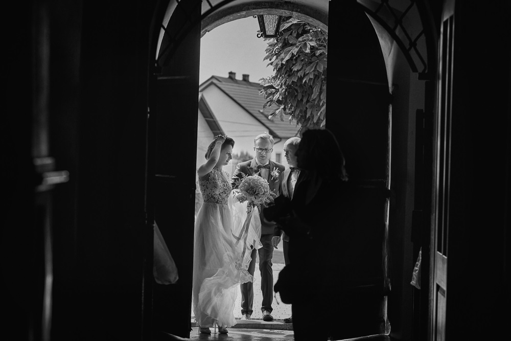 ślub w kościele - fotografia ślubna - panna młoda - pan młody - tata pani młodej - suknia ślubna z gipiury - bukiet ślubny z piwonii
